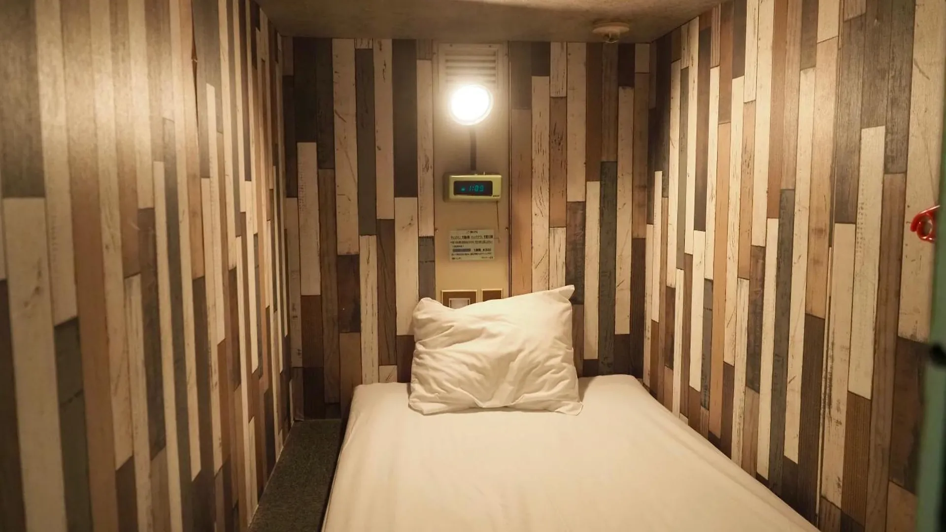 Capsule Hotel Block Room Tokyo