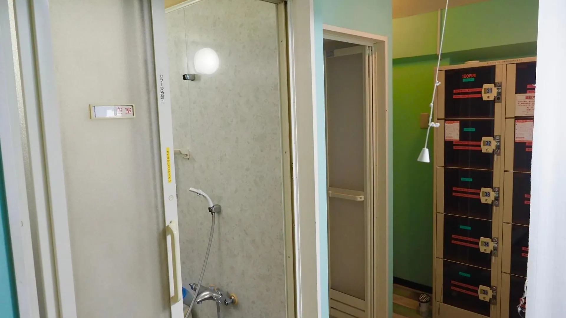 Capsule Hotel Block Room Tokyo