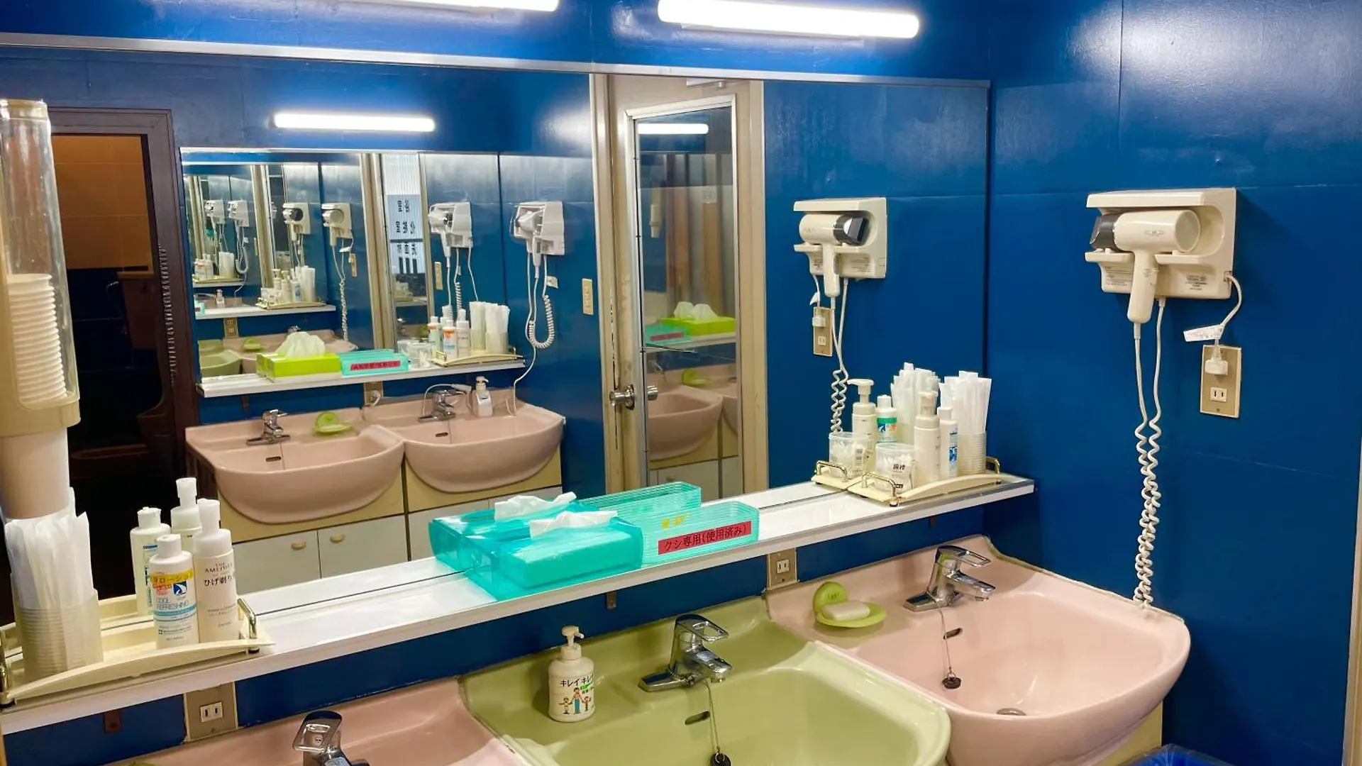 Capsule Hotel Block Room Tokyo