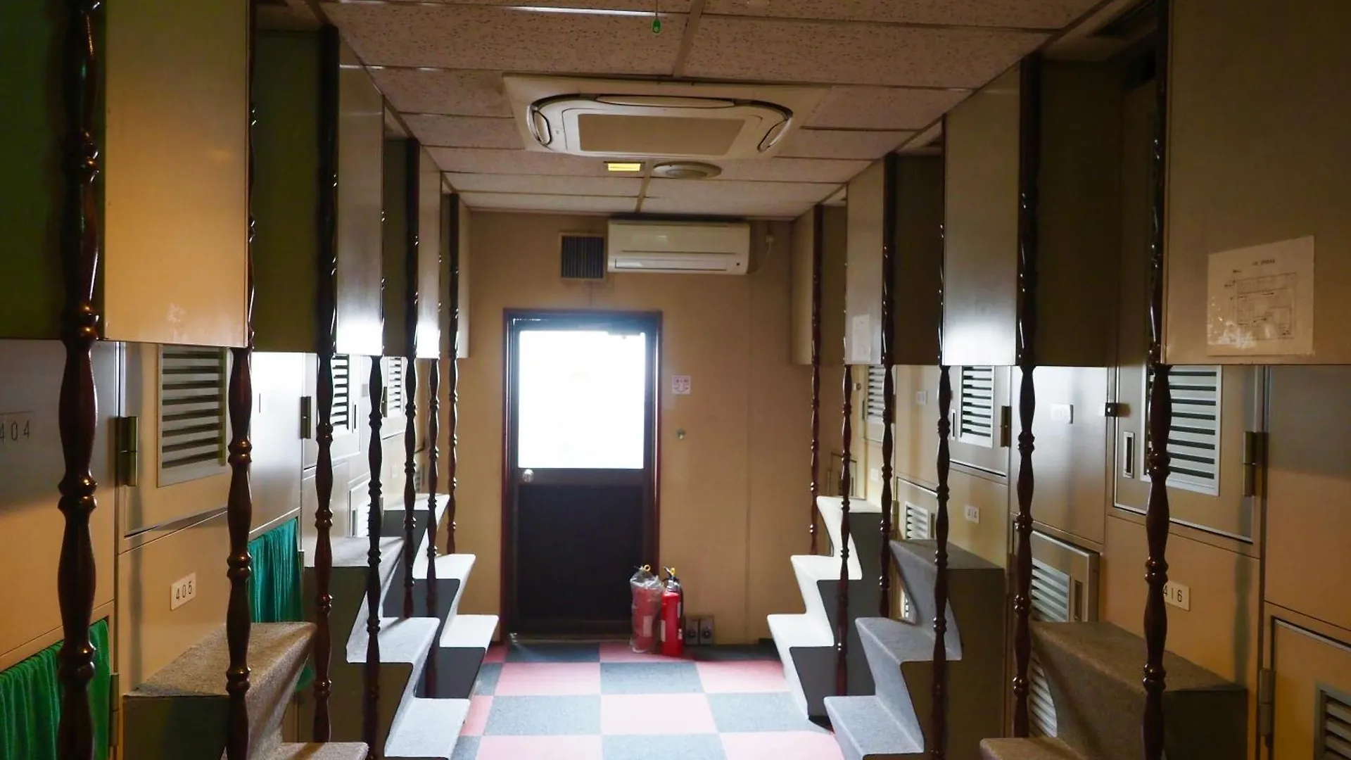 Capsule Hotel Block Room Tokio
